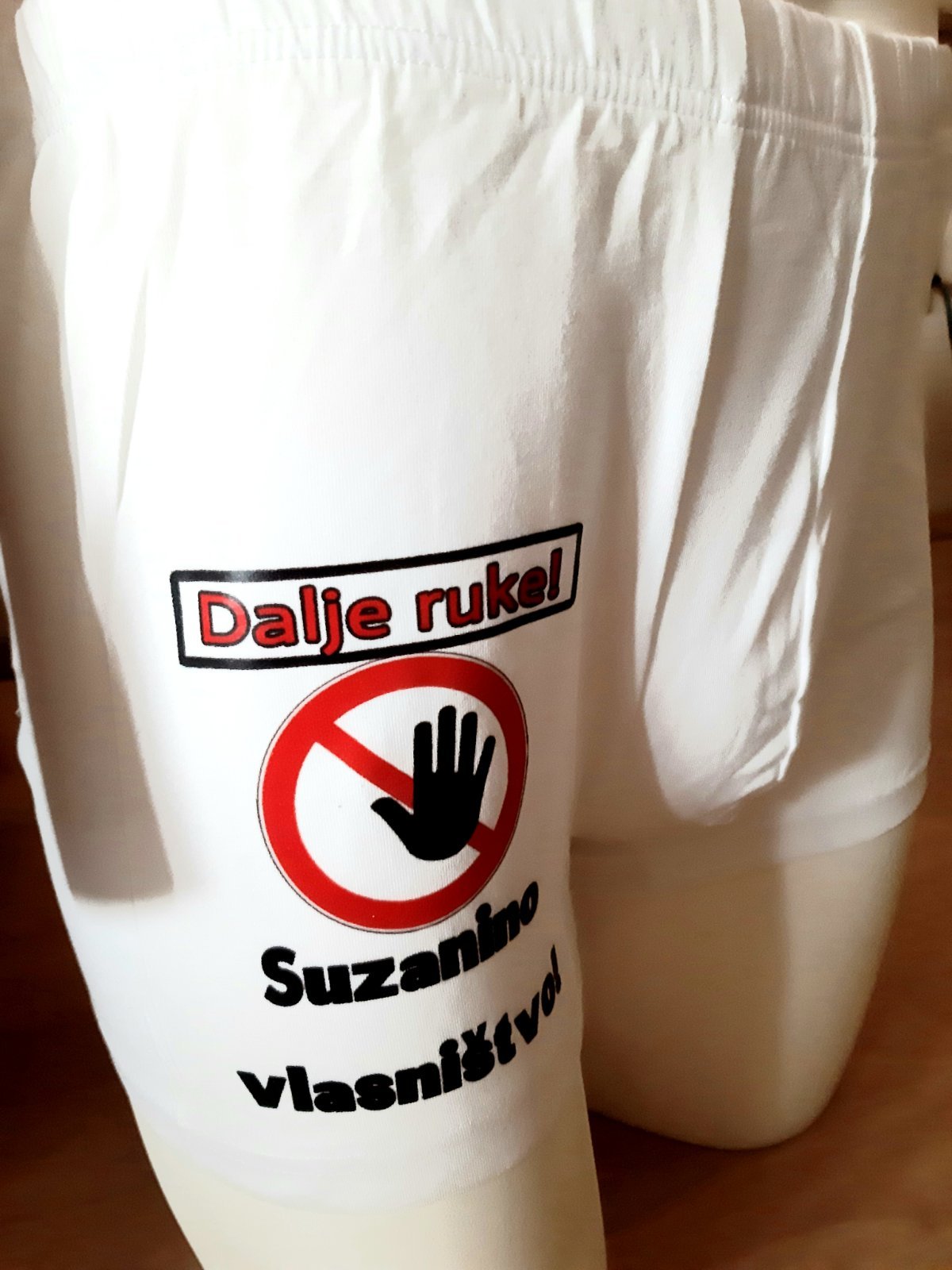 Bokserice sa natpisom /Bokserice/dalje ruke.jpg